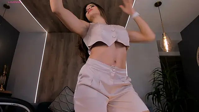 RoxanneHill  online show from October 18, 11:33 am