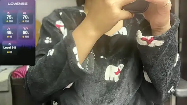 Snapshot of Spice-Summi chatting on December 3, 1:54 pm Spice-Summi online show from December 3, 1:54 pm