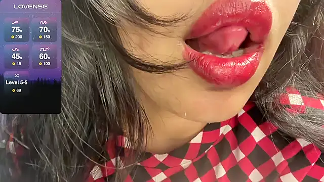 Snapshot of Spice-Summi chatting on December 15, 8:41 am Spice-Summi online show from December 15, 8:41 am