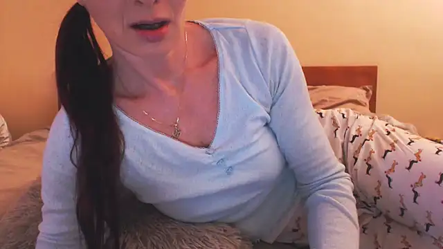 LovelyAndraGirl online show from February 14, 6:43 am