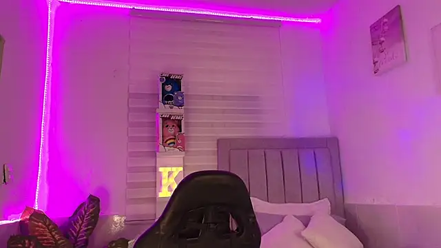 Snapshot of KimGeorgia_ chatting on October 23, 1:27 am KimGeorgia online show from October 23, 1:27 am