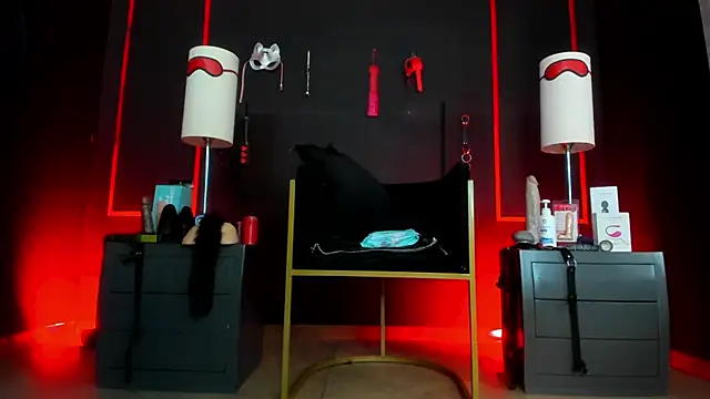 Snapshot of CharlotteScotte chatting on December 5, 11:08 am CharlotteScotte online show from December 5, 11:08 am