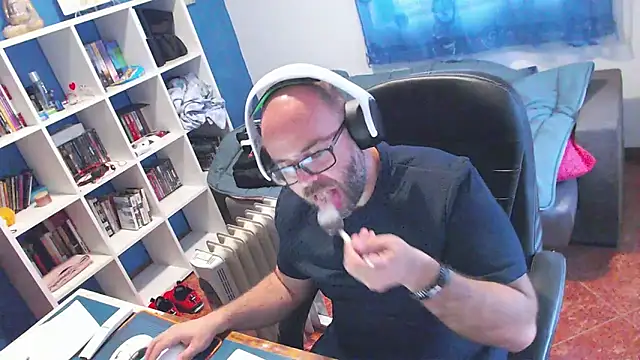 ravingr4d4 online show from April 23, 1:13 pm