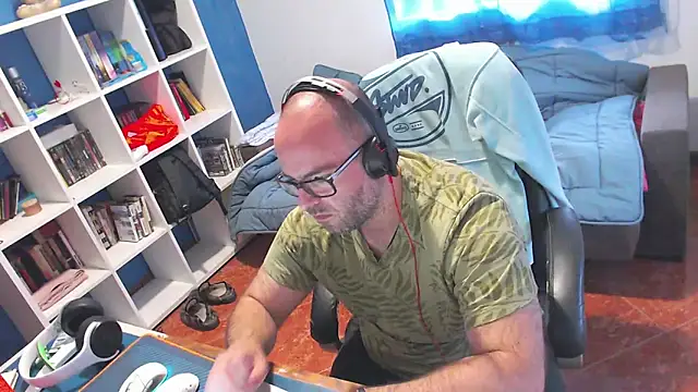 ravingr4d4 online show from May 4, 8:32 am