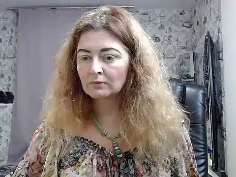 Snapshot of Helen1974 chatting on December 4, 8:51 pm Helen1974 online show from December 4, 8:51 pm