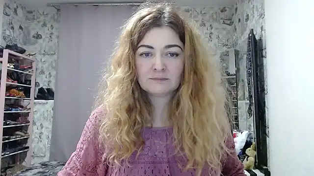 Snapshot of Helen1974 chatting on December 14, 5:03 pm Helen1974 online show from December 14, 5:03 pm