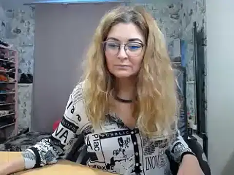 Snapshot of Helen1974 chatting on February 19, 2:01 pm Helen1974 online show from February 19, 2:01 pm