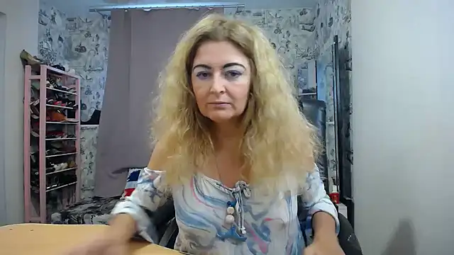 Snapshot of Helen1974 chatting on October 15, 9:42 am Helen1974 online show from October 15, 9:42 am