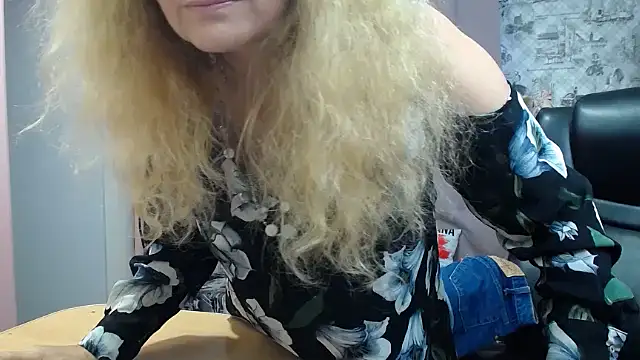 Snapshot of Helen1974 chatting on October 18, 11:33 am Helen1974 online show from October 18, 11:33 am