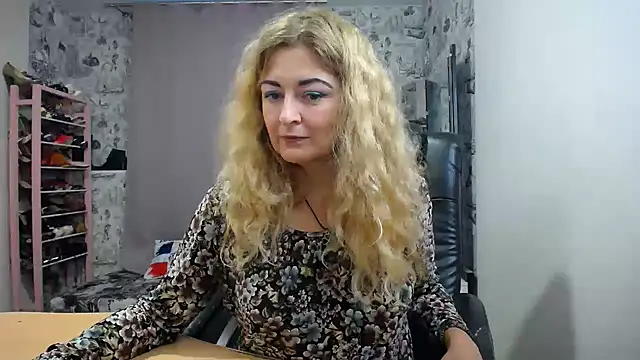 Snapshot of Helen1974 chatting on October 22, 12:38 pm Helen1974 online show from October 22, 12:38 pm