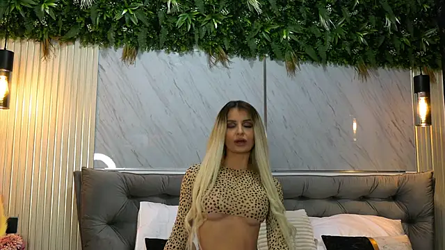 Snapshot of MiaCharm chatting on January 6, 10:23 pm MiaCharm online show from January 6, 10:23 pm