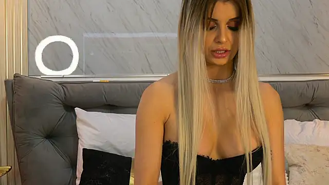 Snapshot of MiaCharm chatting on February 5, 9:52 pm MiaCharm online show from February 5, 9:52 pm