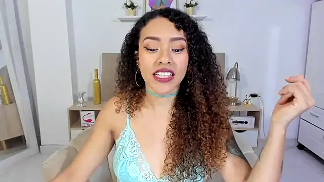 Snapshot of Zoe_Gruber chatting on June 10, 12:11 am Zoe Gruber online show from June 10, 12:11 am