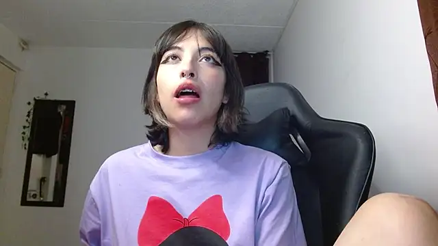 Snapshot of liisaxxx chatting on December 24, 10:01 am liisaxxx online show from December 24, 10:01 am