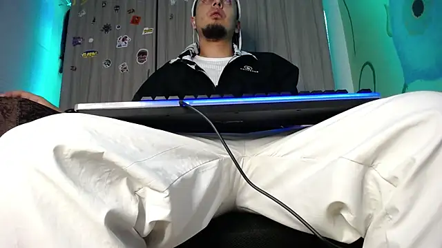 Snapshot of zacwatson_ chatting on December 3, 2:47 am zacwatson  online show from December 3, 2:47 am