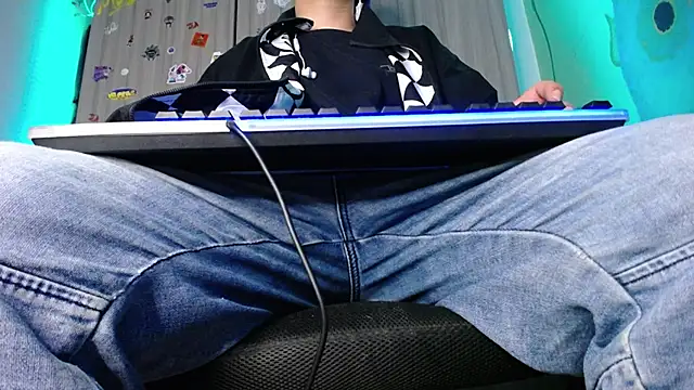 Snapshot of zacwatson_ chatting on December 4, 6:55 am zacwatson  online show from December 4, 6:55 am