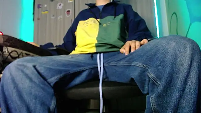 Snapshot of zacwatson_ chatting on December 5, 6:43 am zacwatson  online show from December 5, 6:43 am