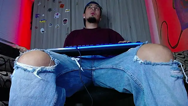 Snapshot of zacwatson_ chatting on December 30, 11:37 am zacwatson  online show from December 30, 11:37 am