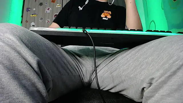Snapshot of zacwatson_ chatting on January 14, 2:43 pm zacwatson  online show from January 14, 2:43 pm