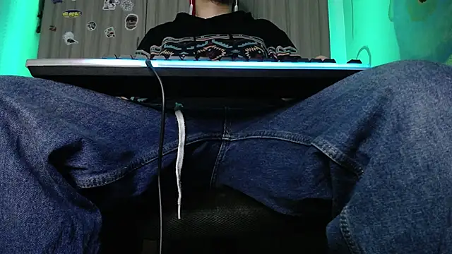 Snapshot of zacwatson_ chatting on February 7, 8:11 am zacwatson  online show from February 7, 8:11 am