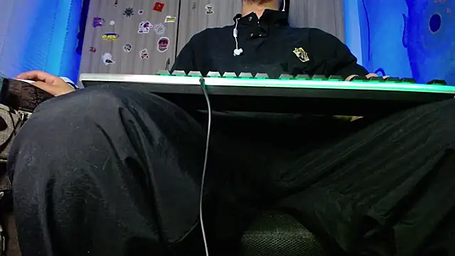 Snapshot of zacwatson_ chatting on February 14, 6:56 am zacwatson  online show from February 14, 6:56 am