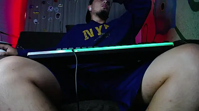 Snapshot of zacwatson_ chatting on March 4, 6:04 am zacwatson  online show from March 4, 6:04 am