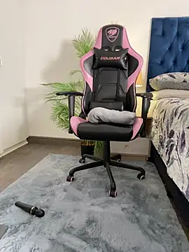 Snapshot of Stunning_Booty chatting on April 2, 6:38 pm Stunning Booty online show from April 2, 6:38 pm
