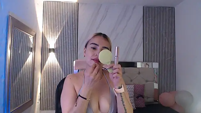 Snapshot of ashley__tylor chatting on May 15, 12:23 pm ashley tylor online show from May 15, 12:23 pm