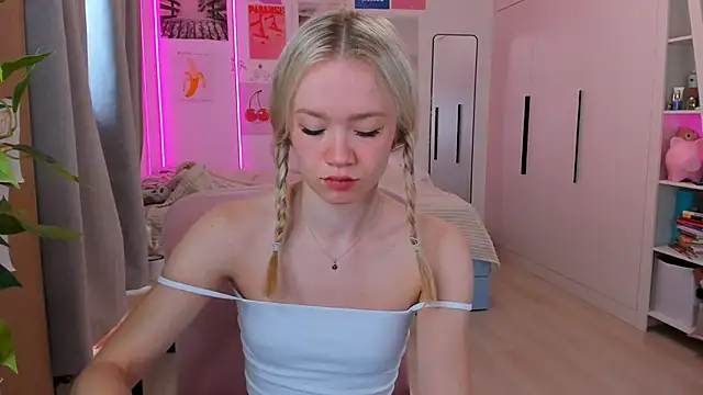Snapshot of Lily_Young chatting on June 4, 3:23 am Lily Young online show from June 4, 3:23 am