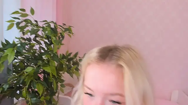 Snapshot of Lily_Young chatting on July 28, 3:35 am Lily Young online show from July 28, 3:35 am