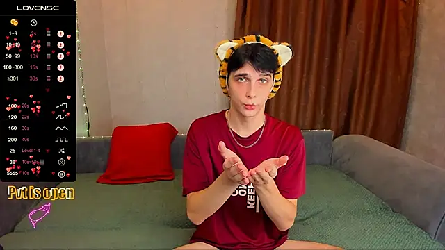 Aaron Boom online show from December 4, 12:20 am