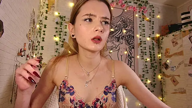 Snapshot of summerhazeee chatting on February 3, 6:02 pm summerhazeee online show from February 3, 6:02 pm