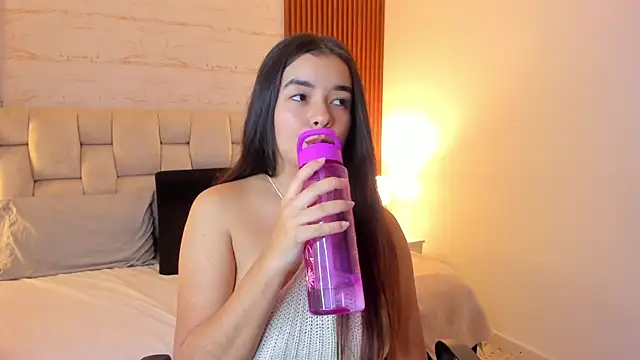 Snapshot of SophiaWylde chatting on February 5, 9:46 am SophiaWylde online show from February 5, 9:46 am