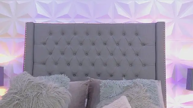 Snapshot of sarah_salis_ chatting on December 14, 1:17 am sarah salis online show from December 14, 1:17 am