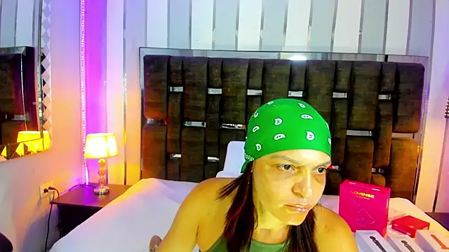 Snapshot of KatteMoss chatting on May 17, 8:05 pm KatteMoss online show from May 17, 8:05 pm