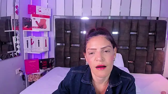 Snapshot of KatteMoss chatting on May 28, 8:39 pm KatteMoss online show from May 28, 8:39 pm