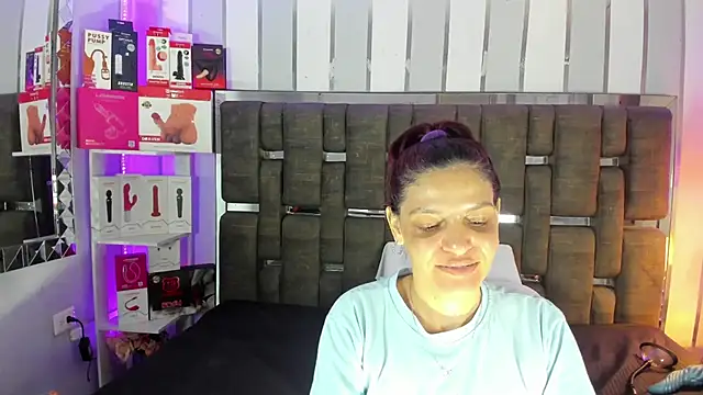 Snapshot of KatteMoss chatting on June 4, 8:37 pm KatteMoss online show from June 4, 8:37 pm