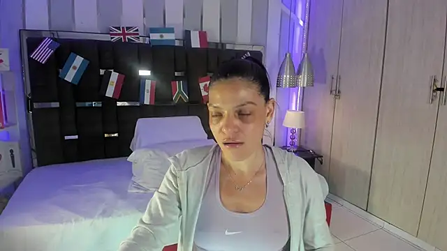 Snapshot of KatteMoss chatting on June 17, 4:15 am KatteMoss online show from June 17, 4:15 am
