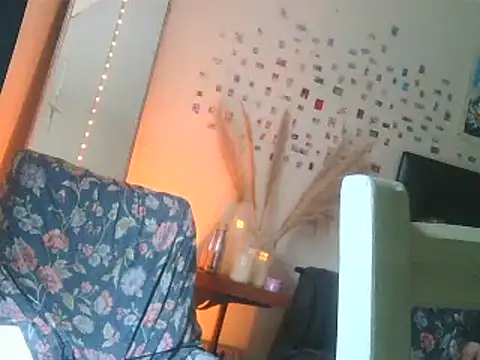 Snapshot of DaddyQuimHot chatting on December 12, 1:06 pm DaddyQuimHot online show from December 12, 1:06 pm