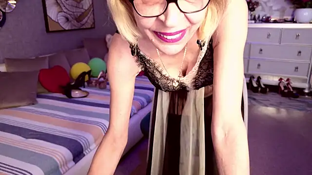 HornyMilf 555 online show from April 23, 10:14 am