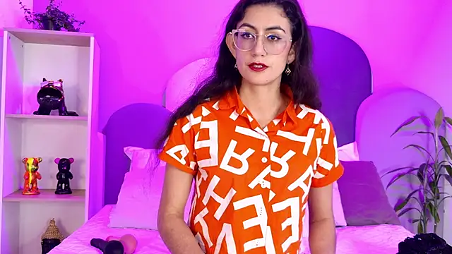 Snapshot of SophieGomez22 chatting on May 4, 11:17 am SophieGomez22 online show from May 4, 11:17 am