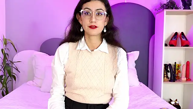 Snapshot of SophieGomez22 chatting on June 6, 11:15 am SophieGomez22 online show from June 6, 11:15 am