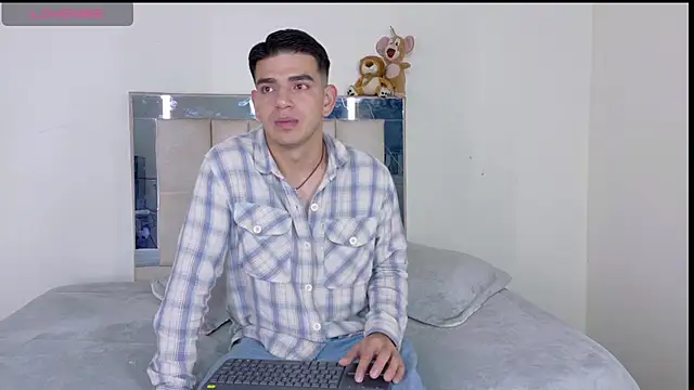 Snapshot of Ares_Johnson chatting on June 16, 3:42 am Ares Johnson online show from June 16, 3:42 am