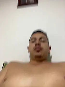 Snapshot of DanielGomez9 chatting on January 14, 2:40 am DanielGomez9 online show from January 14, 2:40 am