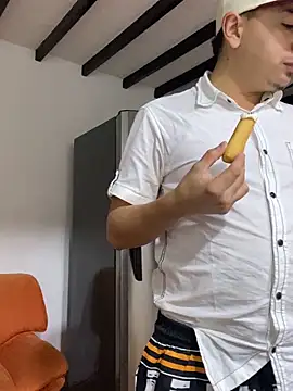 Snapshot of DanielGomez9 chatting on January 24, 12:20 am DanielGomez9 online show from January 24, 12:20 am