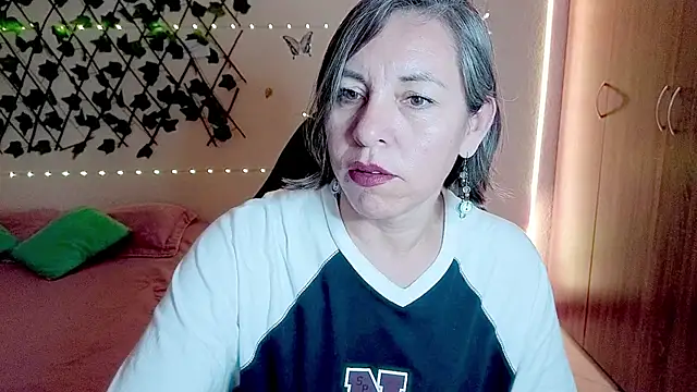 Lady breaks hearts online show from November 20, 9:14 pm