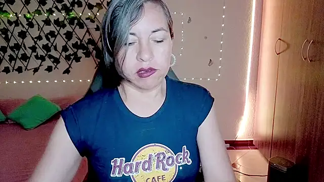 Lady breaks hearts online show from November 22, 10:25 am