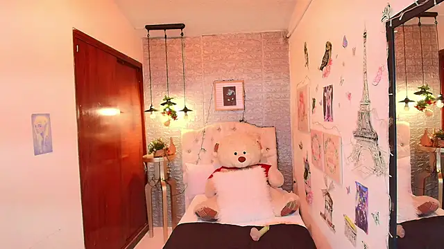 Snapshot of REDHOTTER_ chatting on February 8, 2:15 am REDHOTTER online show from February 8, 2:15 am