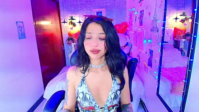 Snapshot of REDHOTTER_ chatting on February 14, 8:15 pm REDHOTTER online show from February 14, 8:15 pm