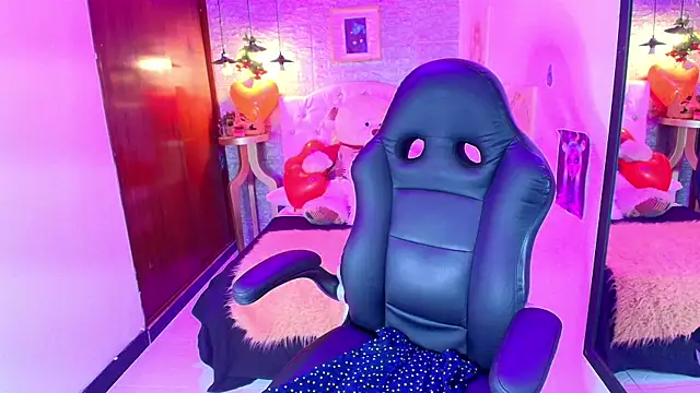 Snapshot of REDHOTTER_ chatting on March 7, 8:00 pm REDHOTTER online show from March 7, 8:00 pm